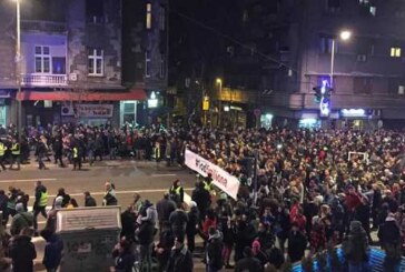 В Белграде протестующие потребовали отставки президента и премьер-министра