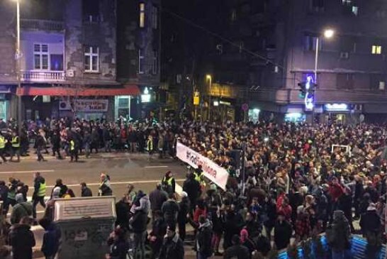 В Белграде протестующие потребовали отставки президента и премьер-министра