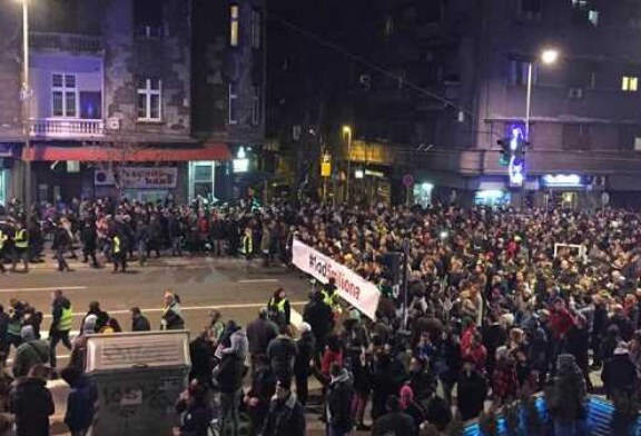 В Белграде протестующие потребовали отставки президента и премьер-министра