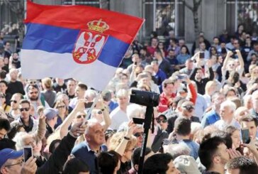 В Сербии протестующие прорвались через ограждения у дворца президента