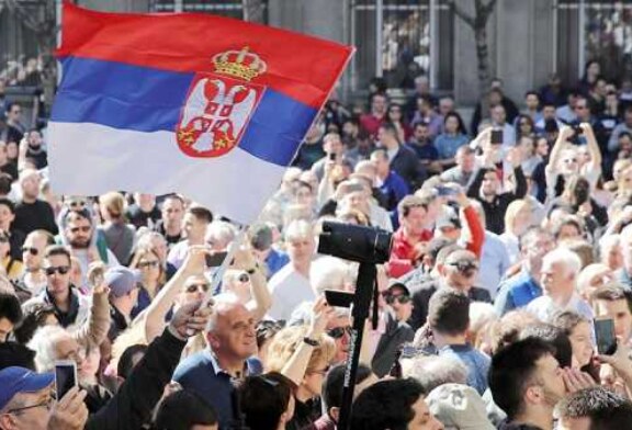 В Сербии протестующие прорвались через ограждения у дворца президента