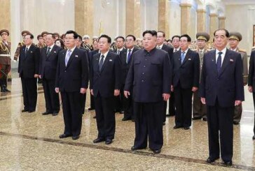 Ким Чен Ын посетил мавзолей в Пхеньяне и почтил память своего деда и отца