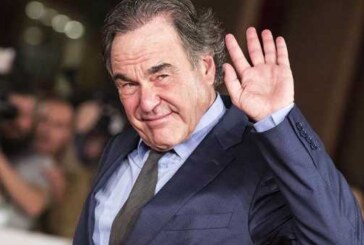 Режиссер Оливер Стоун отреагировал на арест Ассанжа