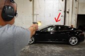 Знаменитый сокрушитель смартфонов расстрелял в упор бронированную Tesla (видео)