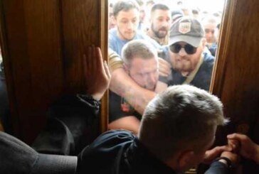 Во Львове толпа протестующих захватила здание горсовета