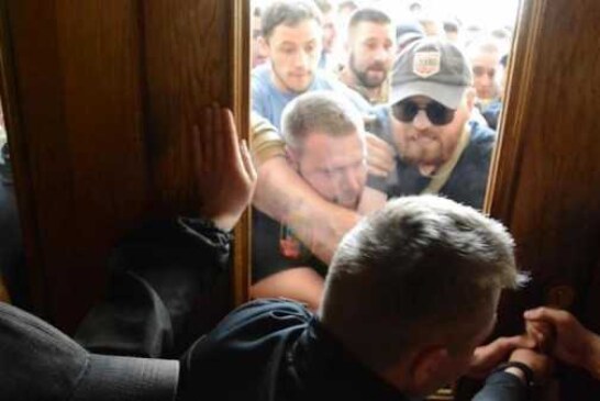 Во Львове толпа протестующих захватила здание горсовета