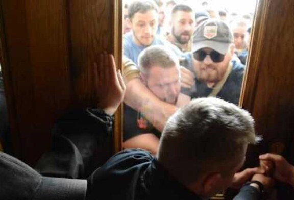 Во Львове толпа протестующих захватила здание горсовета