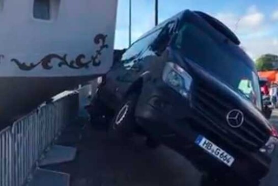 Петербургский парусник протаранил авто и палатки