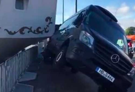 Петербургский парусник протаранил авто и палатки