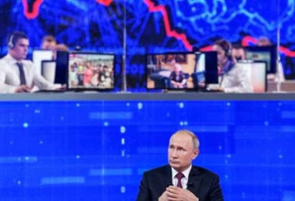 Запад о прямой линии Путина: Народ о пенсионной реформе, а им про спасение китов