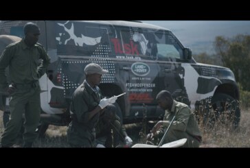 Новый Land Rover Defender испытали львиным прайдом