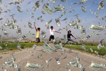 В США инкассаторы рассыпали на трассе 200 тысяч долларов (видео)