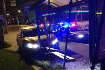 Петербурженка на каршеринговой машине убегала от ГИБДД и разнесла автобусную остановку
