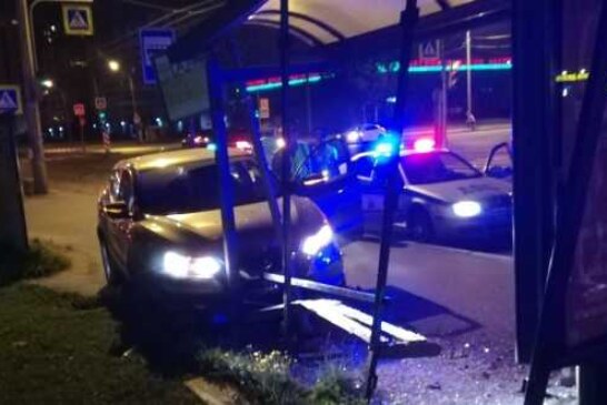 Петербурженка на каршеринговой машине убегала от ГИБДД и разнесла автобусную остановку