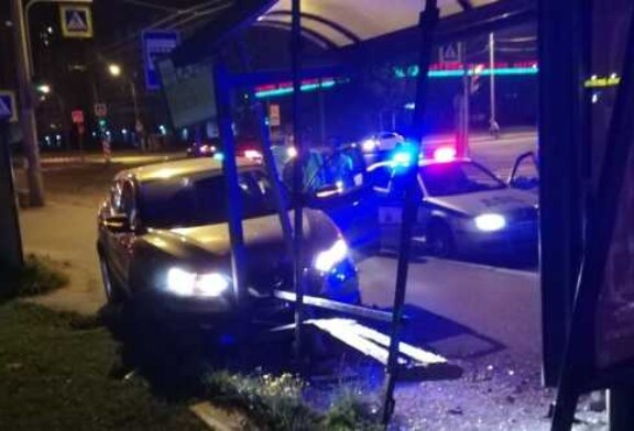 Петербурженка на каршеринговой машине убегала от ГИБДД и разнесла автобусную остановку