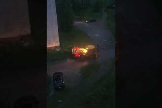 Пермский тракторист разбил ковшом автомобиль, а потом раскатал его по газону (видео)