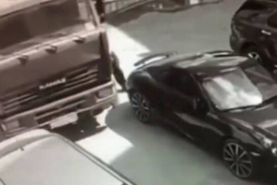 Водитель в одиночку остановил покатившийся на Porsche КамАЗ (видео)