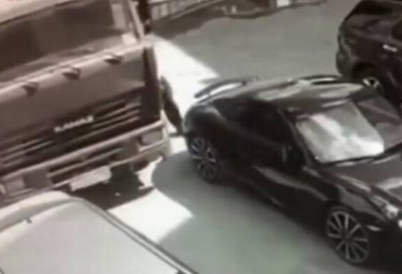 Водитель в одиночку остановил покатившийся на Porsche КамАЗ (видео)