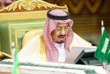 Саудовский король пообещал справиться с последствиями атаки на НПЗ
