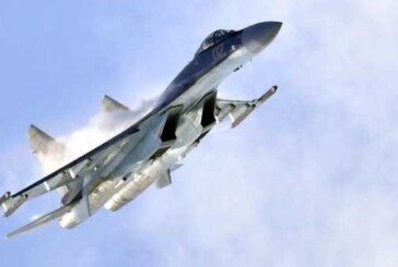 Истребитель Су-35 показал фигуры высшего пилотажа в небе над Стамбулом