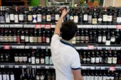Федеральные ведомства одобрили запрет на продажу алкоголя до 21 года