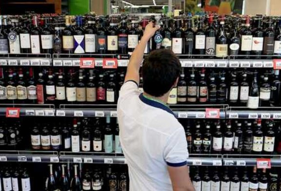 Федеральные ведомства одобрили запрет на продажу алкоголя до 21 года