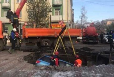 В Красноярске провалился под землю припаркованный Nissan (видео)