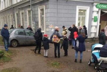 В Перми легковой автомобиль врезался в здание детской поликлиники