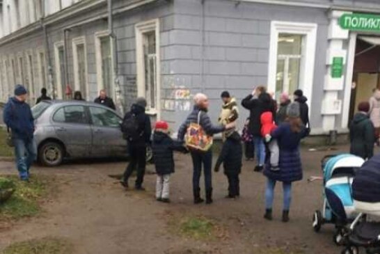 В Перми легковой автомобиль врезался в здание детской поликлиники