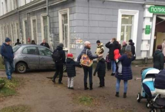 В Перми легковой автомобиль врезался в здание детской поликлиники