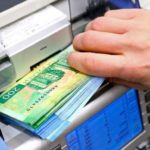 Рубль девальвируют, чтобы раздать населению больше «деревянных» денег