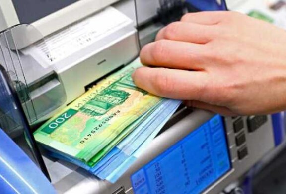 Рубль девальвируют, чтобы раздать населению больше «деревянных» денег