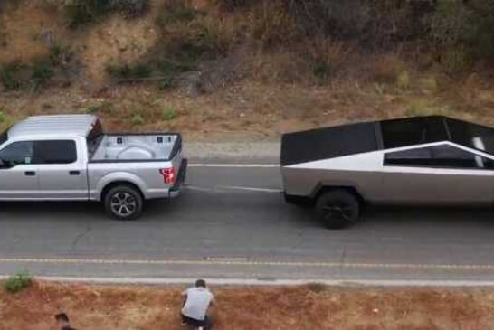 Tesla Cybertruck привязали канатом к Ford F-150 и устроили бессердечное соревнование (видео)