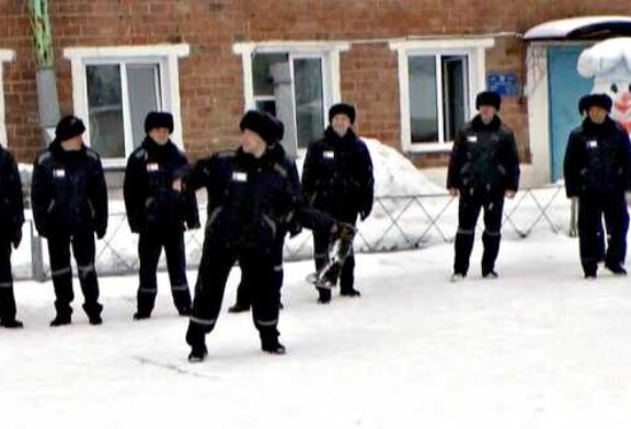 Заключенный омской колонии побил собственный рекорд по метанию валенка