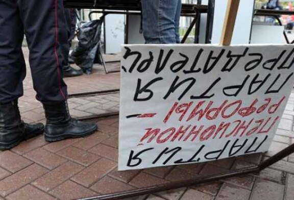 Власть в тупике: Народ не простил Медведеву и Путину пенсионную реформу