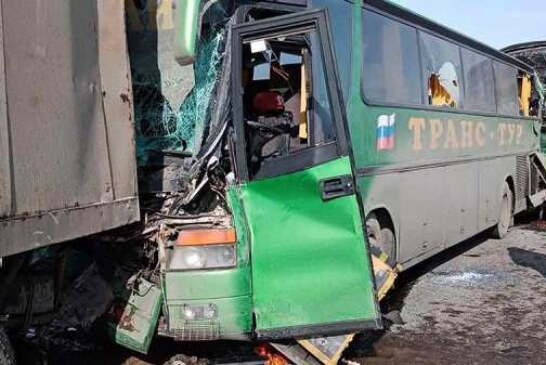 Два автобуса и грузовик столкнулись в Калмыкии