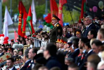 Лукашенко при параде: Батька украл у Путина победу, показав, что он не «слабак из бункера»
