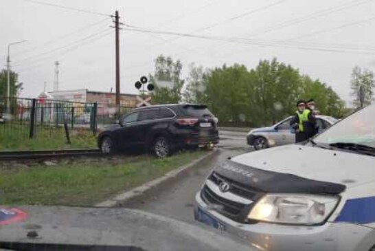 В Томске ребенок угнал кроссовер, чтобы прокатить 4-летнюю сестру: ГИБДД устроила эпичную погоню (видео)