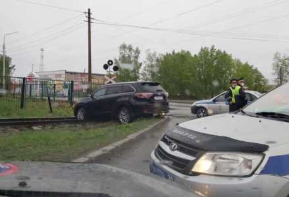 В Томске ребенок угнал кроссовер, чтобы прокатить 4-летнюю сестру: ГИБДД устроила эпичную погоню (видео)