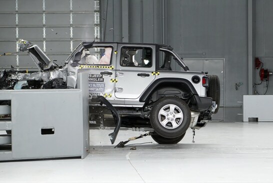 Jeep Wrangler с треском провалил краш-тест двойным эпичным переворотом (видео)