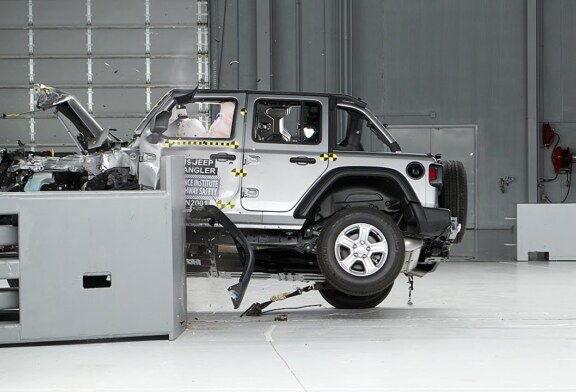 Jeep Wrangler с треском провалил краш-тест двойным эпичным переворотом (видео)