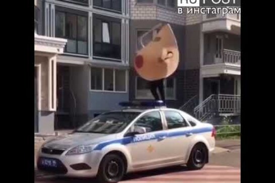 Трэш-видео: человек в секс-костюме расколотил полицейскую машину