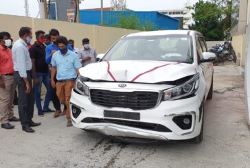 Водитель расплющил новенький KIA о стену автосалона: его реакция ошарашила всех