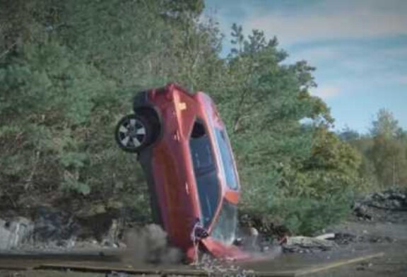Десять новых Volvo сбросили с 30-метровой высоты, чтобы проверить спасателей (видео)