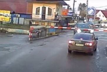Застрявший на переезде внедорожник Mercedes пытается увернуться от поезда (видео)