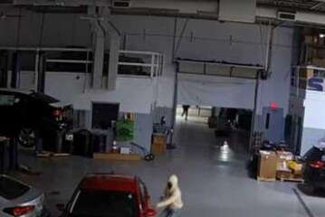 Грабители проникли в дилерский центр KIA и угнали машины клиентов (видео)
