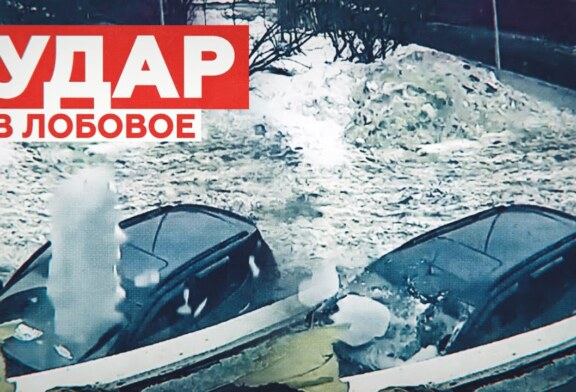 В Мурманске огромный кусок льда упал на автомобиль с людьми (видео)