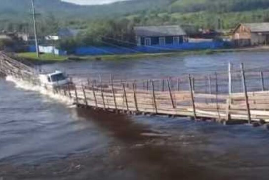 Водитель грузовичка заехал на пешеходный мост и обрушил его (видео)
