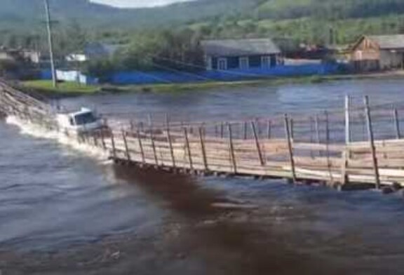Водитель грузовичка заехал на пешеходный мост и обрушил его (видео)