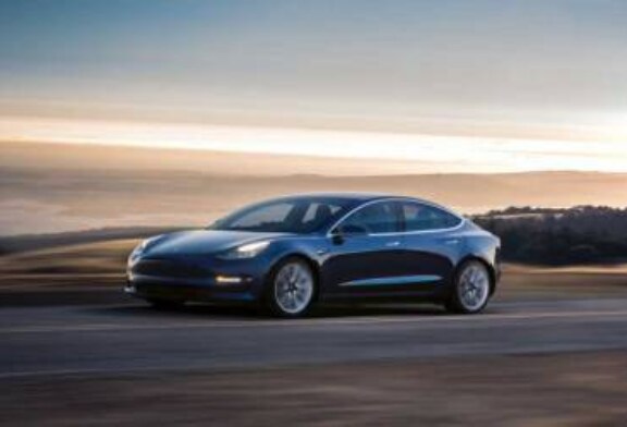 Осторожно, копы: Tesla предупредит водителя о том, что впереди полиция